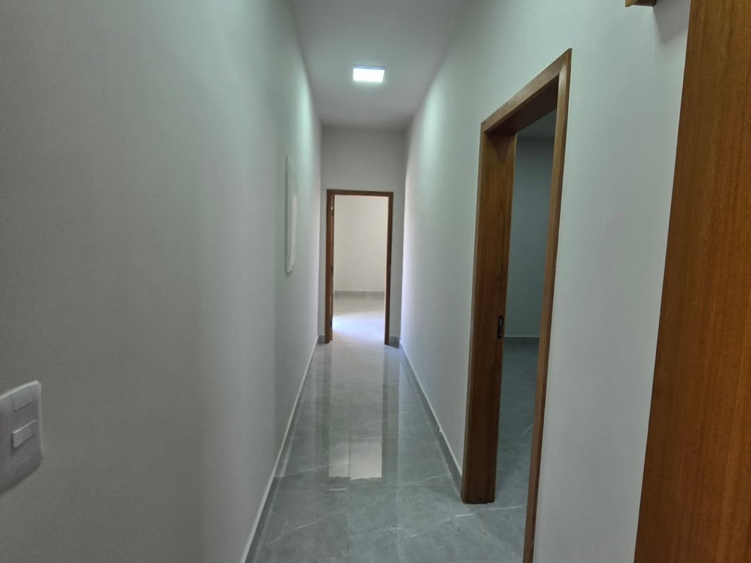 Casa térrea recem construída. 🏡Composta por;3 suítes;Piscina alvenaria;R$1.100.000 🤝Aceita 50% (3)