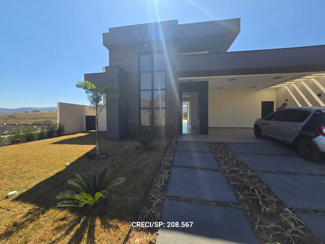 Casa térrea recem construída. 🏡Composta por;3 suítes;Piscina alvenaria;R$1.100.000 🤝Aceita 50%