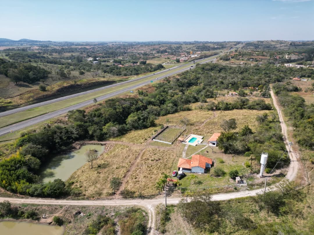 Chácara em frente rodovia Castelo Branco.🌏Área 20.400m². Excelente vista. Tamanho excelente pa