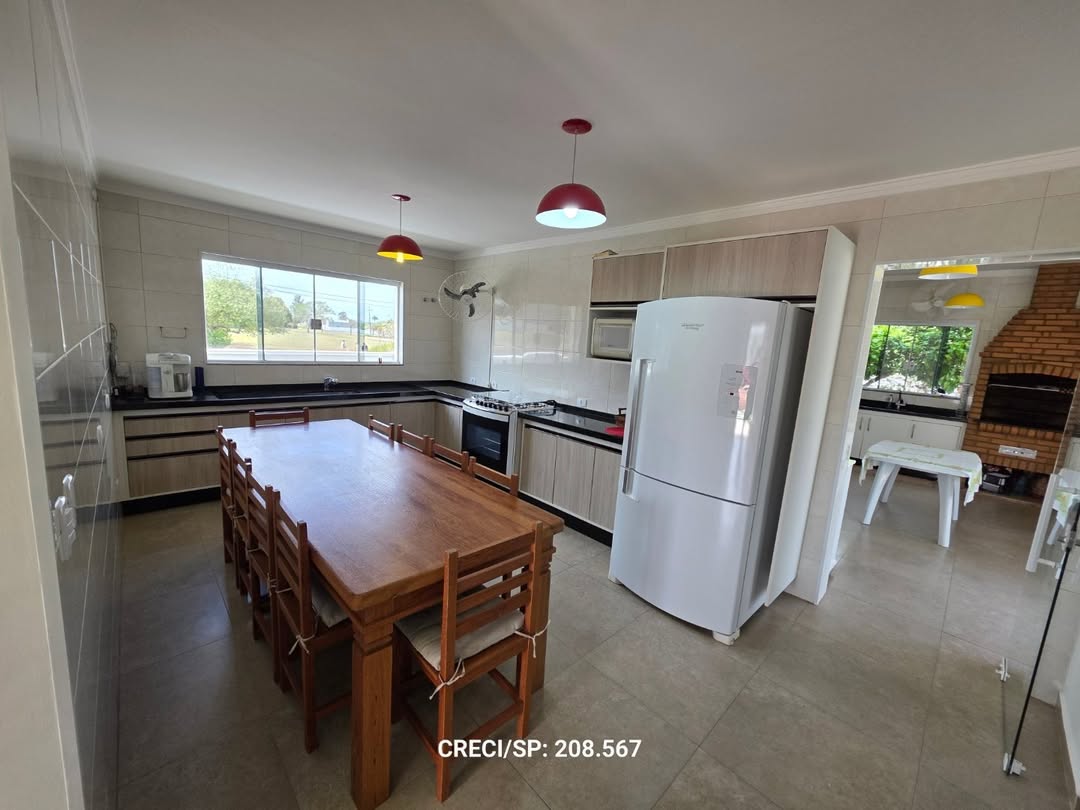 Loteamento fechado, portaria 24 hrs. Sobrado mobiliado;🏠Lote 450m²✅️3 suítes ✅️Piscina vinil;✅️ (2)