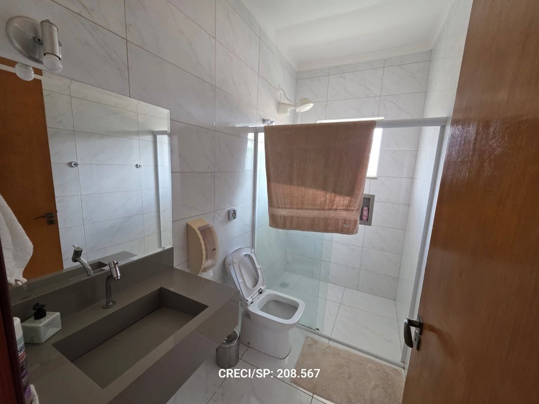 Loteamento fechado, portaria 24 hrs. Sobrado mobiliado;🏠Lote 450m²✅️3 suítes ✅️Piscina vinil;✅️ (6)