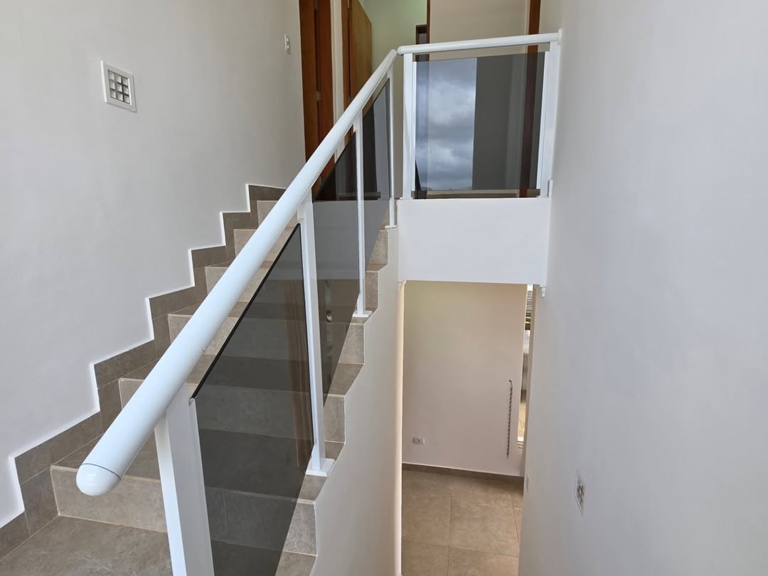 Loteamento fechado, portaria 24 hrs. Sobrado mobiliado;🏠Lote 450m²✅️3 suítes ✅️Piscina vinil;✅️ (7)